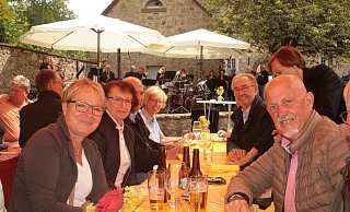 Gute Laune: Rund 250 Gäste genießen das Musikevent auf der Burg Sternberg. - Sylvia Frevert Gute Laune: Rund 250 Gäste genießen das Musikevent auf der Burg Sternberg. - Sylvia Frevert