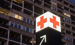 Ein Pfeil weist den Weg zur Notaufnahme eines Krankenhauses. - Julian Stratenschulte/dpa/Symbolbild