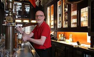 Danny Connolly, Betriebsleiter in Strates Brauhaus, hat von der Bar den Eingang im Blick. Besucher müssen hier eines der drei Gs (genesen, geimpft der getestet) vorweisen. - Cordula Gröne