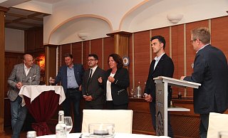 Diskutieren: Moderator Thorsten Engelhardt (von links), Jürgen Berghahn (SPD), Christian Sauter (FDP), Kerstin Vieregge (CDU), Robin Wagener (Die Grünen) und Moderator Till Brand. - Nadine Uphoff