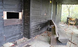 In diese Hütte hat offenbar jemand versucht einzudringen. An mehreren Stellen wurden Holzverkleidungen gewaltsam entfernt. - Nadine Uphoff
