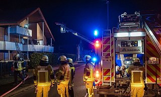 Ein Feuer hat in einem Mehrfamilienhaus in Billinghausen großen Schaden angerichtet. Die Polizei geht von fahrlässiger Brandstiftung aus. - Freitag TV Ein Feuer hat in einem Mehrfamilienhaus in Billinghausen großen Schaden angerichtet. Die Polizei geht von fahrlässiger Brandstiftung aus. - Freitag TV
