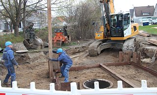 Vorbereitung für das Schachtbauwerk: Bauarbeiter treiben Spundwände in den Boden, um die Baugrube abzusichern. - Dieter Asbrock Vorbereitung für das Schachtbauwerk: Bauarbeiter treiben Spundwände in den Boden, um die Baugrube abzusichern. - Dieter Asbrock