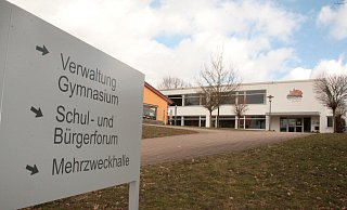 Die Großbaustellen der Stadt Barntrup der letzten zwei Jahre auf einem Schild: während die Arbeiten am Schul- und Bürgerforum abgeschlossen sind, laufen sie an der Mehrzweckhalle. Beim Gymnasium, das nun zur Sanierung ansteht, bereitet die komplizierte Dachentwässerung Probleme. - Sylvia Frevert Die Großbaustellen der Stadt Barntrup der letzten zwei Jahre auf einem Schild: während die Arbeiten am Schul- und Bürgerforum abgeschlossen sind, laufen sie an der Mehrzweckhalle. Beim Gymnasium, das nun zur Sanierung ansteht, bereitet die komplizierte Dachentwässerung Probleme. - Sylvia Frevert