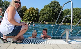 Schwimmmeistergehilfin Iris Momma ist beeindruckt, wie gut Liah mit ihren vier Jahren schon schwimmen kann. Mama Marina ist immer dabei. - Katrin Kantelberg