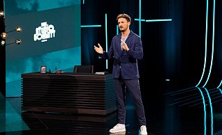 Tommi Schmitt in seiner hauseigenen Studiokulisse von „Studio Schmitt". Die Sendung läuft immer donnerstags bei ZDFneo. - Ben Gabe/ZDF