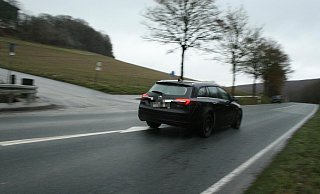 Bis zu 120 Schwerlastfahrzeuge täglich und eine hohe Verkehrsdichte: Die Einmündung zum Steinbruch Schiewe an der B 1 soll auf Antrag der SPD Barntrup mit einem Überholverbot entschärft werden. - Sylvia Frevert