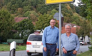Zentraler als man denkt: Bremke in Extertal, hier mit Andreas Lecker und Andreas Stork (rechts) am Schild. - Axel Bürger