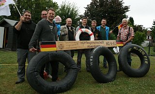 Freuen sich auf die viertägige Jubiläums-Floßtour auf der Weser: (von links) Alexander Huxoll, Sean Sander, Carsten Rieke mit Tochter Linda (sie reist nicht mit), Philipp Huxoll, Marcel Hein, Marcel Schäfer, Maik Rothhaus und Peter-Fritz Rothhaus. Foto: Sylvia Frevert - Sylvia Frevert