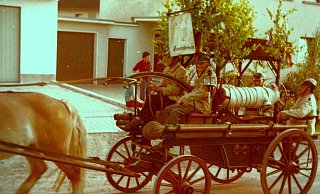 Ein Bild aus alten Tagen: Hier präsentieren die Wahmbecker Kameraden eine vom Pferd gezogene Spritze aus dem Jahr 1910. - Freiwillige Feuerwehr Lemgo