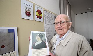 Helmuth Welsch zeigt auf diesem Archivfoto von 2021 ein Bild von Fürstin Pauline. - Jens Rademacher