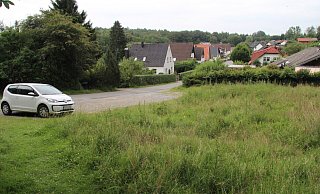 Die Wiese hinter dem geschotterten Parkstreifen soll zu einem vierreihigen Parkplatz umgewandelt werden, um dem Mangel an Parkmöglichkeiten für Wanderer und Touristen abzuhelfen, schlagen mehrere Vereine vor. - Dieter Asbrock