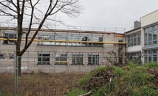 Die Fenster und die provisorischen Bautüren sind eingebaut. Nun beginnt der Innenausbau des Realschulanbaus mit Heizung, Estrich und Elektrik. - Dieter Asbrock Die Fenster und die provisorischen Bautüren sind eingebaut. Nun beginnt der Innenausbau des Realschulanbaus mit Heizung, Estrich und Elektrik. - Dieter Asbrock