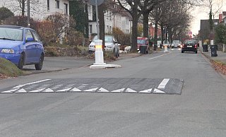 Mit mobilen Elementen versucht die Stadt die Hermannstraße zu verkehrsberuhigen. Eine Anwohnerin beantragt unter anderem die Entfernung der Poller und der sogenannten Berliner Kissen. - Cordula Gröne(LZ) Mit mobilen Elementen versucht die Stadt die Hermannstraße zu verkehrsberuhigen. Eine Anwohnerin beantragt unter anderem die Entfernung der Poller und der sogenannten Berliner Kissen. - Cordula Gröne(LZ)