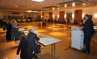 Die erste Sitzung des neuen Blomberger Stadtrates hat aufgrund der Corona-Situation nicht im Rathaus, sondern in der Schießhalle stattgefunden. In der konstituierenden Sitzung ist Bürgermeister Christoph Dolle vereidigt und ins Amt eingeführt worden. - Michaela Weiße Die erste Sitzung des neuen Blomberger Stadtrates hat aufgrund der Corona-Situation nicht im Rathaus, sondern in der Schießhalle stattgefunden. In der konstituierenden Sitzung ist Bürgermeister Christoph Dolle vereidigt und ins Amt eingeführt worden. - Michaela Weiße