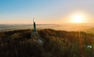 Ausgerechnet zum Tag der Deutschen Einheit will eine rechte Gruppierung eine "patriotische Wanderung" zum Hermann unternehmen. De lippische Polizei ist vorbereitet. - Landesverband Lippe/Polizei Lippe