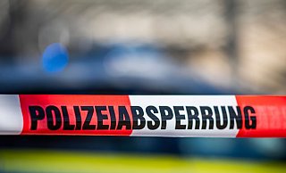 Nach tödlichen Schüssen auf einen Obdachlosen in Bonn hat die Staatsanwaltschaft die Ermittlungen gegen einen Polizeibeamten eingestellt. Eine Polizei-Bodycam half bei der Auswertung. (symbolfoto) - David Inderlied/dpa Nach tödlichen Schüssen auf einen Obdachlosen in Bonn hat die Staatsanwaltschaft die Ermittlungen gegen einen Polizeibeamten eingestellt. Eine Polizei-Bodycam half bei der Auswertung. (symbolfoto) - David Inderlied/dpa