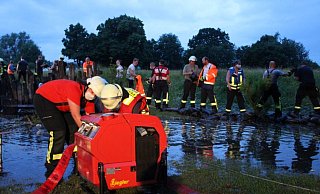 Feuerwehrpersonal und Anwohner bilden eine Kette. - Feuerwehr Bad Salzuflen