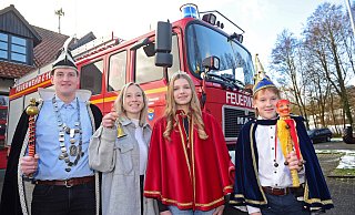 Sowohl das große als auch das kleine Prinzenpaar freut sich auf die anstehenden Veranstaltungen: (von links) Sascha I. Kreie, Lea I. Busekros, Milla I. Alsdorf und Eike I. Schmidtpott. - Nicole Ellerbrake Sowohl das große als auch das kleine Prinzenpaar freut sich auf die anstehenden Veranstaltungen: (von links) Sascha I. Kreie, Lea I. Busekros, Milla I. Alsdorf und Eike I. Schmidtpott. - Nicole Ellerbrake