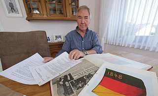 Dieter Stoll war der letzte Träger der Revolutionsfahne von 1848 aus Holzhausen-Externsteine. Ihre Geschichte hat er gut dokumentiert, denn sie ist auch Teil seiner Familiengeschichte. - Jost Wolf