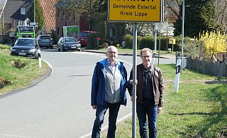 Willi K. Schirrmacher (links) und Dirk Wallenstein - hier am Ortseingang der Heidelbecker Straße. - Axel Bürger