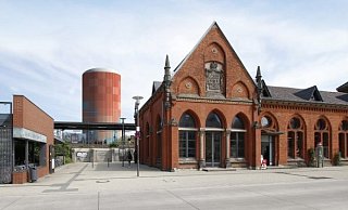 Farbenspiel noch ohne Logo - die Stadtwerke planen großflächige Werbung auf dem Wärmespeicher. - Stadtwerke Detmold Farbenspiel noch ohne Logo - die Stadtwerke planen großflächige Werbung auf dem Wärmespeicher. - Stadtwerke Detmold