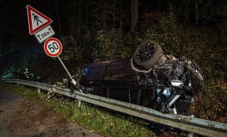 Der SUV wurde bei dem Unfall vollkommen zerstört. - Freitag TV