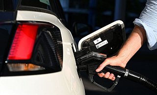 Ein Mann betankt ein Auto. - Monika Skolimowska/dpa-Zentralbild/dpa/Symbolbild