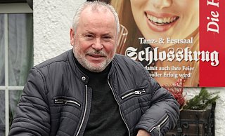 W&uuml;rde gerne in seinem Leben mit seiner Frau zu neuen Ufern aufbrechen, findet aber derzeit keinen geeigneten Nachfolger. Gastronom Wolfgang Korf in Heidelbeck. - Axel B&uuml;rger