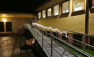 Mittlerweile leuchtet die weihnachtliche Lichterkette an der Rampe wieder. - Christa Bittscheidt Mittlerweile leuchtet die weihnachtliche Lichterkette an der Rampe wieder. - Christa Bittscheidt