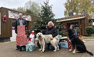 Freuen sich auf viele Besucher: Die Tierpfleger Thomas Schmitz, Melanie Vogt und Milena Ciecor, die ihren Bundesfreiwilligendienst im Tierheim absolviert, stehen vor dem Weihnachtspostamt, an dem Geschenke für die Tiere abgegeben werden können. - Sven Kienscherf Freuen sich auf viele Besucher: Die Tierpfleger Thomas Schmitz, Melanie Vogt und Milena Ciecor, die ihren Bundesfreiwilligendienst im Tierheim absolviert, stehen vor dem Weihnachtspostamt, an dem Geschenke für die Tiere abgegeben werden können. - Sven Kienscherf