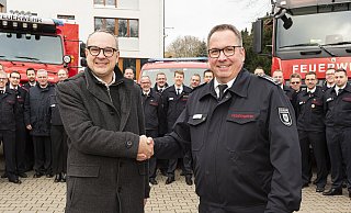 Bürgermeister Markus Baier (links) übergibt die neuen Fahrzeuge an Lars-Uwe Brede, Leiter der Feuerwehr Lemgo. - Feuerwehr Lemgo