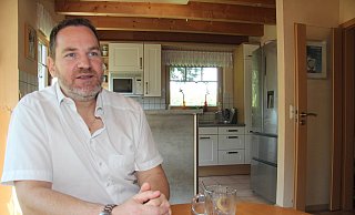Entspannt am Küchentisch: Carsten Möller. An dem Haus in Holzrahmenbauweise mitten in Schötmar hat er Anfang der 2000er selbst viel mitgebaut.  - Martin Hostert