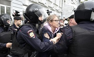 Russische Polizeibeamte verhaften bei einer Kundgebung in Moskau die Anti-Korruptions-K&auml;mpferin Ljubow Sobol. - Foto: Dmitry Serebryakov/TASS