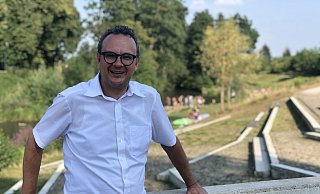 Markus Baier am einem seiner Lieblingsorte in Lemgo, dem "Bega Beach". Ein gelungenes Stück Städtebau, wie der Baudirektor und Geschäftsbereichsleiter Stadtplanung und Bauen sagt. - Till Brand Markus Baier am einem seiner Lieblingsorte in Lemgo, dem "Bega Beach". Ein gelungenes Stück Städtebau, wie der Baudirektor und Geschäftsbereichsleiter Stadtplanung und Bauen sagt. - Till Brand