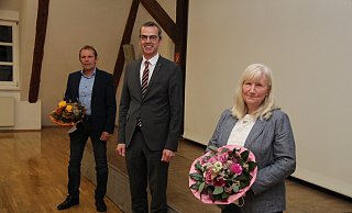 Der neue und alte Bürgermeister Jörg Bierwirth mit seinen beiden Stellvertretern Waltraud Müller und Dietmar Schmidt. Der dritte im Bunde, Jürgen Müllers, blieb der Ratssitzung fern. - Marianne Schwarzer Der neue und alte Bürgermeister Jörg Bierwirth mit seinen beiden Stellvertretern Waltraud Müller und Dietmar Schmidt. Der dritte im Bunde, Jürgen Müllers, blieb der Ratssitzung fern. - Marianne Schwarzer