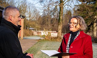 Ministerin Ina Scharrenbach lässt sich von Bürgermeister Heinz-Dieter Krüger die Übergabe des Förderbescheids bestätigen. - Raphael Bartling