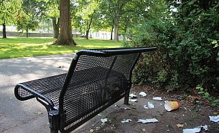Müll zeugt von den Treffen im Abteigarten. - Katrin Kantelberg