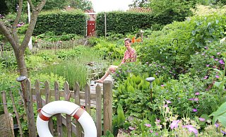 Katja Spilker liebt den Platz auf dem Steg am Teich, der umgeben ist von einer Fülle an schönen Stauden und mit dekorativen Elementen bestückt ist. - Cordula Gröne