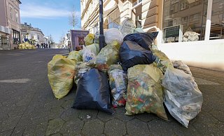 Der gelbe Müll bleibt mitunter bis zum frühen Nachmittag in der Fußgängerzone liegen. - Jost Wolf Der gelbe Müll bleibt mitunter bis zum frühen Nachmittag in der Fußgängerzone liegen. - Jost Wolf