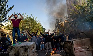 Iraner protestieren nach dem Tod der 22-jährigen Mahsa Amini in Teheran gegen das Regime. - Uncredited/AP/dpa Iraner protestieren nach dem Tod der 22-jährigen Mahsa Amini in Teheran gegen das Regime. - Uncredited/AP/dpa