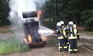 Proben für den Ernstfall: Diese Einsatzkräfte der Freiwilligen Feuerwehr Schieder-Schwalenberg bekämpfen in der „Training Base" in Weeze am Niederrhein einen lodernden Gasbrand. - Feuerwehr Schieder-Schwalenberg