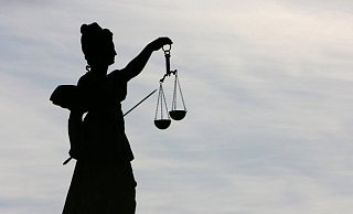 Die CDU verlangt vom Landrat mehr Transparenz. Dezernent John weist die Vorwürfe gegen das Kreisjugendamt zurück. - Symbolbild dpa