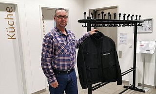 Das war's: Andreas Pieper legt seine Dienstjacke ab. Der Ordnungsamtsleiter geht in den Ruhestand. - Gemeinde Extertal Das war's: Andreas Pieper legt seine Dienstjacke ab. Der Ordnungsamtsleiter geht in den Ruhestand. - Gemeinde Extertal