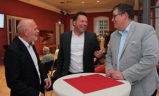 Frank Hilker (Mitte) im Gespräch mit dem SPD-Stadtverbandschef Andreas Schmidt (rechts) und dem Fraktionsvorsitzenden Rainer Friedrich. - Jana Beckmann Frank Hilker (Mitte) im Gespräch mit dem SPD-Stadtverbandschef Andreas Schmidt (rechts) und dem Fraktionsvorsitzenden Rainer Friedrich. - Jana Beckmann