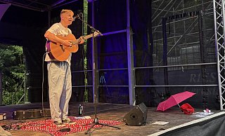 "Teddy der Landstreicher" eröffnet die Waldbühne am Hermannsdenkmal. - Jan Schillmann "Teddy der Landstreicher" eröffnet die Waldbühne am Hermannsdenkmal. - Jan Schillmann