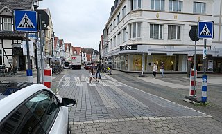 Hier soll testweise für knapp drei Monate die Durchfahrt für den Autoverkehr gesperrt werden. Mit dem Verkehrsversuch möchte die Stadtverwaltung die Auswirkungen einer solchen Sperrung testen und anschließend Meinungen einholen. Die Politik findet, die Befragungen hätten vorher stattfinden müssen. - Sven Koch