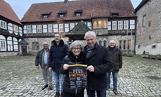 Seit sechs Jahre liegt die Blomberger Burg im Dornröschenschlaf. Jetzt möchte Besitzerin Christine Eisert den Innenhof für Besucherinnen und Besucher öffnen. Der Lions Club Blomberg veranstaltet rund um den dritten Advent ein Burgfest. Lions Präsident Bernd Sommer (vorne rechts) freut sich zusammen mit (hinten von links) Daniel Urselmann, Bastian Schröder und Peter Unterschütz auf das Event. - Silke Buhrmester