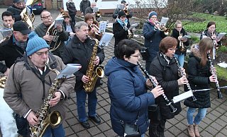 Gut bei Puste: Mitglieder der Blaskapelle Humfeld bei ihrem Silvesterständchen 2014 in der Dorfmitte. Archivfoto - Reinhold Sölter