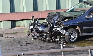 Das bechädigte Tatfahrzeug und ein zerstörtes Motorrad auf der Berliner Stadtautobahn A100 in Höhe der Ausfahrt Alboinstraße. - Foto: Paul Zinken/dpa-Zentralbild/dpa